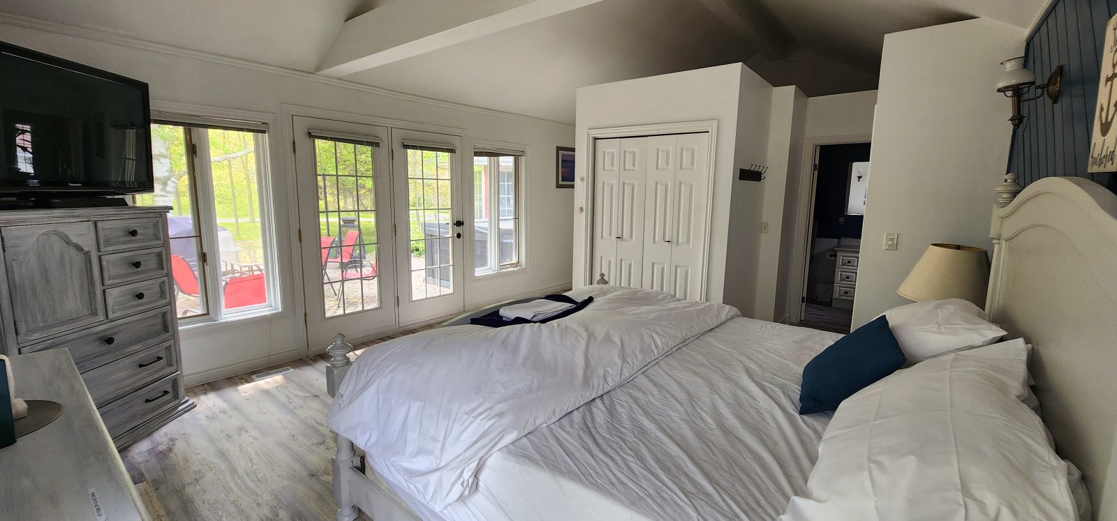 Prince edward county waterfront cottage rental cottages prince edward county sandbanks summer laughlin cottage